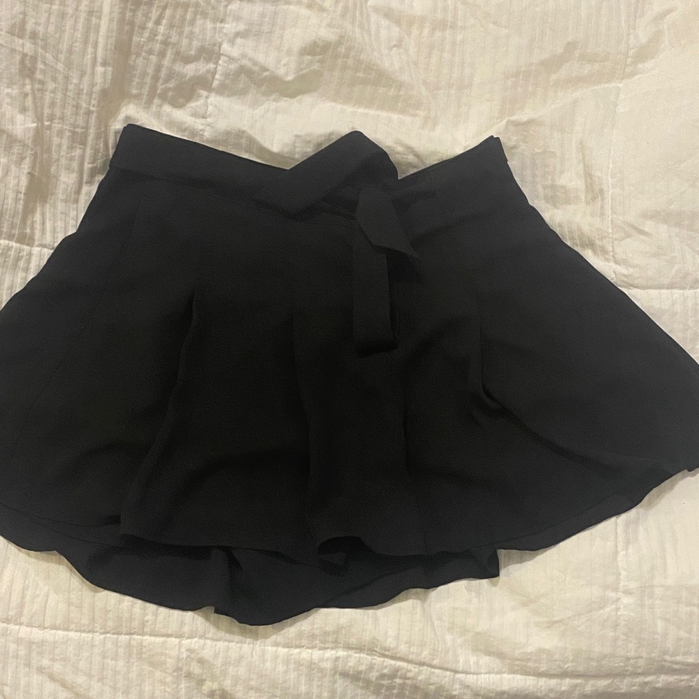 Aritzia Sunday Best Pleated Shorts